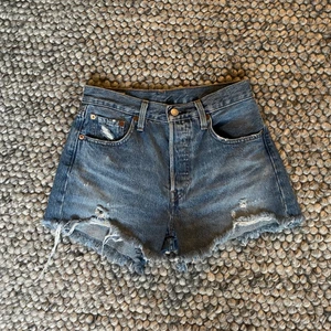 Shorts  - Säljer dessa snygga shorts från Levis 501 i st 36/S.  Säljer för 200kr + frakt 💕