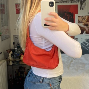 Orange handväska - En snygg, liten och smidig väska