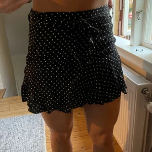 Kjol - Säljer denna kjolen från zara i st M. Passar mig som bär S i vanliga fall. Säljer för 100kr + frakt 💕