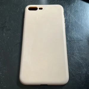 Skal för iPhone 7+/8+ - Ett brun/beiget skal för iPhone 7+/8+, använd få tal gånger, som nytt, köptes på shein, säljs för 30kr!