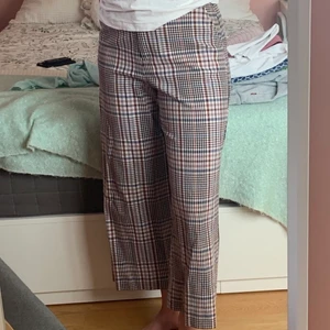 Sköna rutiga byxor - Ett par fina, sköna rutiga byxor från H&M ✨ Bilderna är på min 165cm långa syster 💗 Frakt ingår inte men kan diskuteras! :) 