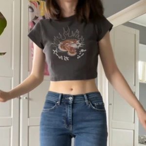 baby tee från abrand jeans - ashäftig babytee från abrand jeans💕💕 frakt på 26kr tillkommer💓