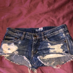 Storlek 27 - Säljer dessa Shorts för dom ligger ba i min garderob de i storlek 27