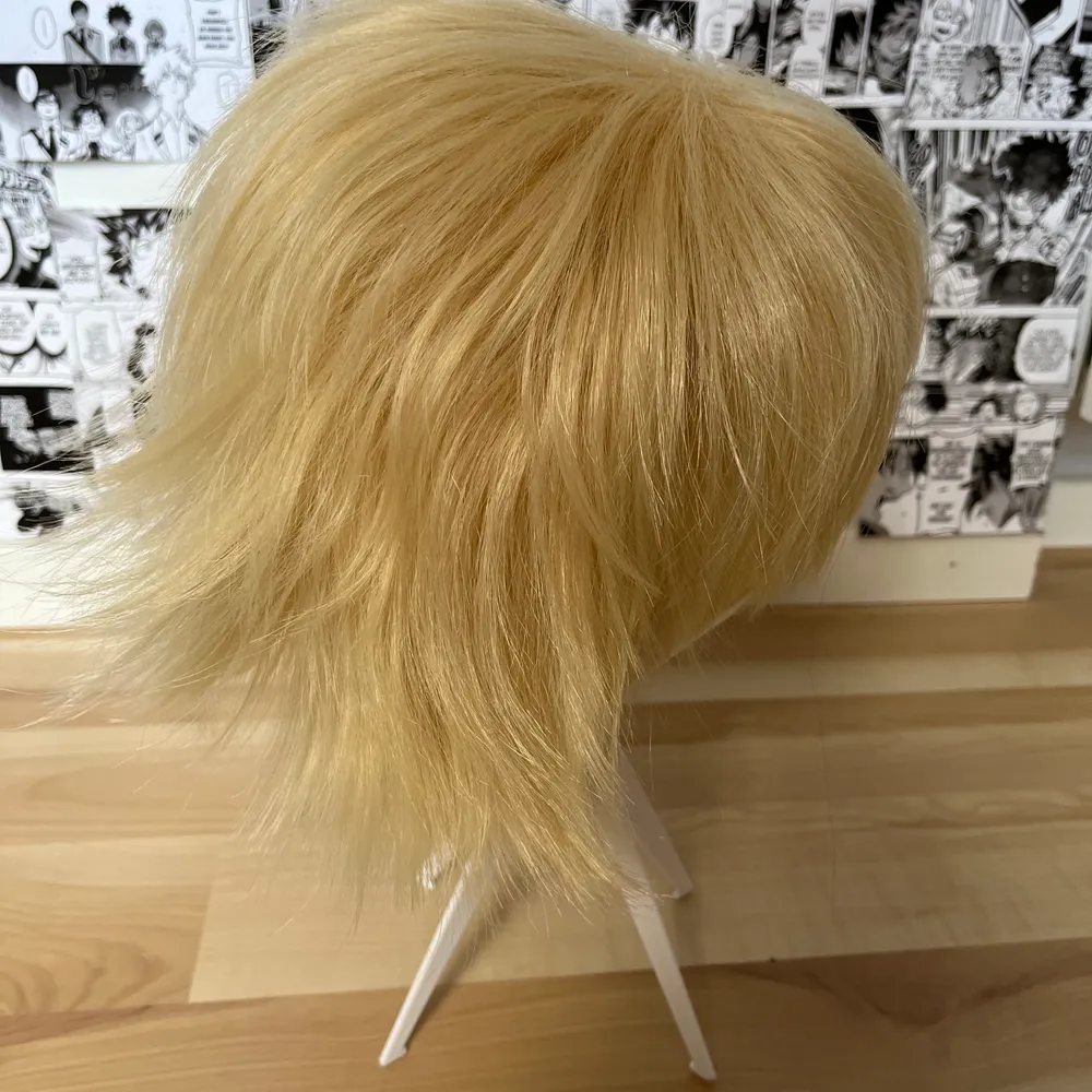 I used to cosplay with this wig for bakugou but you could probably use it for someone else to, have used it like twice and haven’t styled it. It is much lighter in reality then in the pictures. Övrigt.