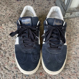 Valentino skor - Mörkblå Valentina skor Bra skick, ända dåliga är att några nitar lossnat där av priset.  Skorna är i storlek 41 men väldigt stora i storleken och passar 42. Har endast kvar skorna ingen kartong osv..