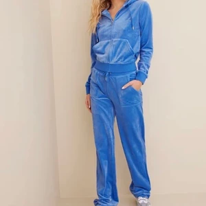 Juicy dress - Hej! Jag säljer Juicy Byxor o Juicy tröja. Storlek xs i båda. Frakt ingår i priset.