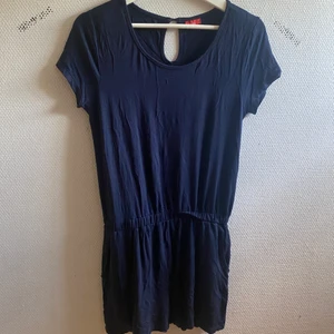 Jumpsuit  - En blå skön Jumpsuit😊 Den har en knapp bak. Det är shorts💕