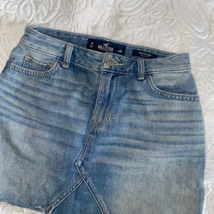 Jeanskjol Hollister XS - Säljer min fina jeanskjol från Hollister i storlek 0 W24 motsvarade XS ungefär. Använd en sommar men nu har den blivit för liten för mig. 🥰