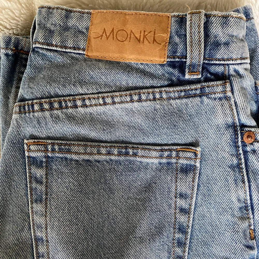Hej, jag säljer ett par jättefin jeans från monki då jag råkade beställa fel storlek så dem har blvit alldeles för lite försmå för mig, annars är dem som nyskick och har använt dem ett par gånger😊frakt betalar du som köpare och priset kan diskuteras . Jeans & Byxor.