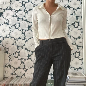 Långärmad tröja med dragkedja - Superskön vit långärmad tröja med dragkedja från Nelly 💕 Aldrig använd, prislappen är kvar! Kan mötas upp i Göteborg eller så tillkommer fraktkostnad på priset! ✨🌟