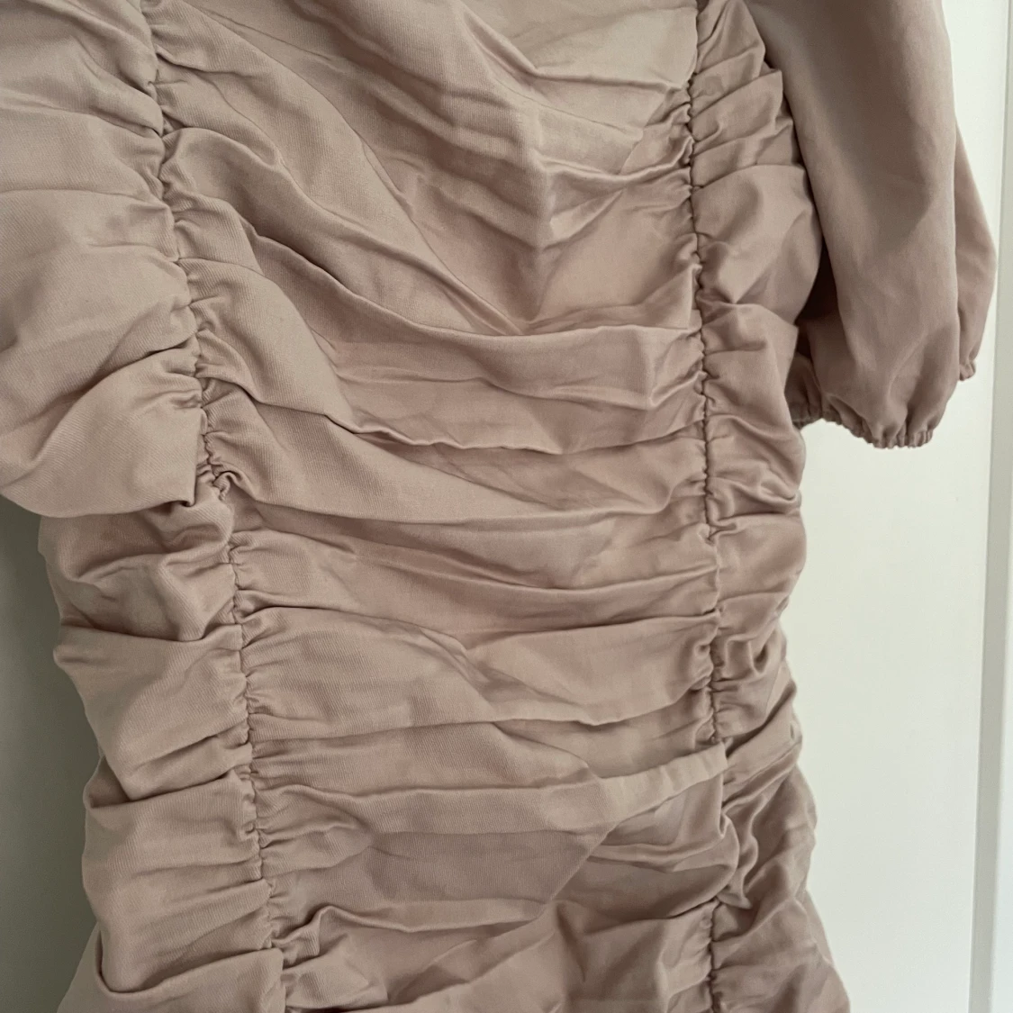 Beige klänning nakd - 91