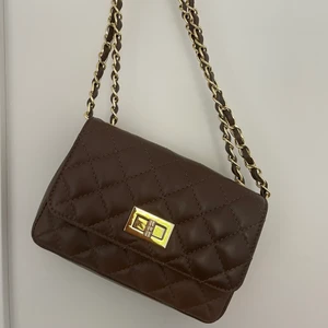 Brun väska - Väskan är köpt för 2 år sedan och aldrig använd. Måtten är ca 20x10