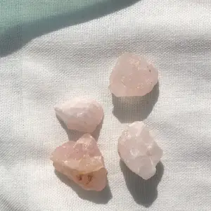 Superfina kristaller i rosenkvarts!🤍 15kr/st, frakt tillkommer på 14kr :) skriv till mig vid intresse💕