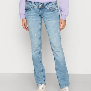 Pepe jeans!! - Jeans från pepe i en så snygg färg!! Passade tyvärr bara i längden, är 168, skulle säga att jeansen är mindre i storleken i bredden🫶🏻. Priset på zalando är 657kr å säljer jeans samma modell fast i en ljusgrå färg💓