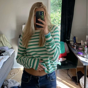 zara stickad tröja  - säljer denna fina stickade tröja från zara då den inte kommer till användning mer!!💕 Den är jätte skön och är storlek L men sitter som en M/S då den är mindre i storleken🫶🏽