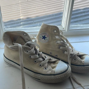 Converse - Beiga Converse, lite smutsiga men kan tvätta dom innan jag fraktar, storlek 36 passar mig som har 36,5 eller 37. Vet ej pris på frakten tryckte bara nått sålänge kan kolla upp om nån är intresserad 
