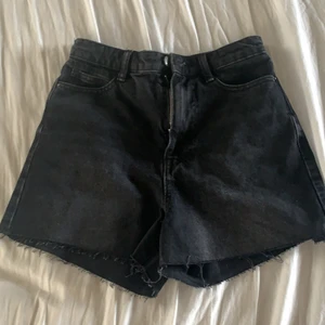 Zara jeans shorts - Använda endast 1 gång och är i jätte bra skick (stl 34)