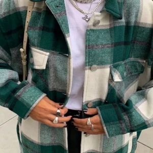 Höstjacka - Skitsnygg jacka till hösten. Jackan är från zara och knappt använd, i topp kvalitet. Oversized passform.💚