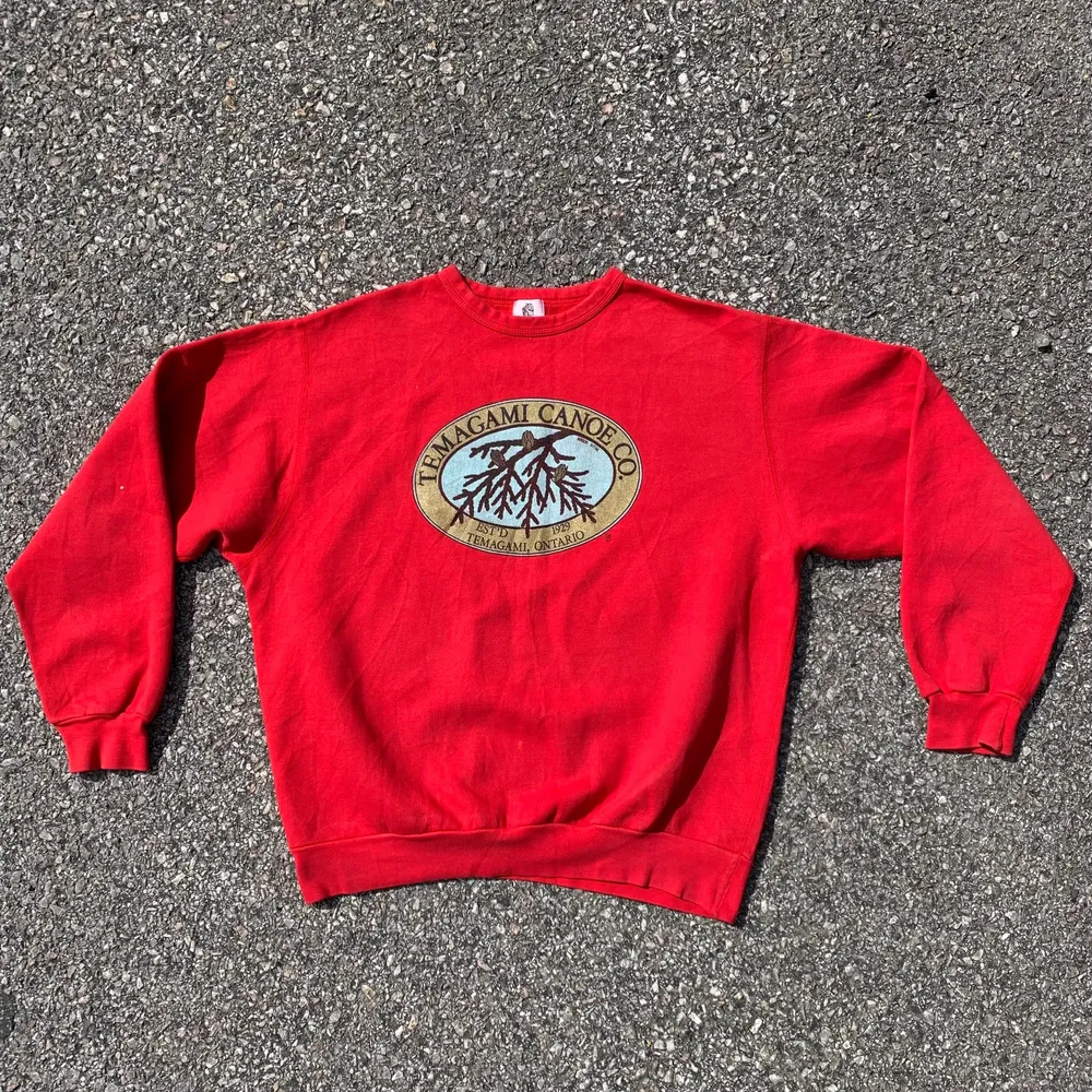 Vintage röd tröja   Färg: Röd  Skick: Jättebra  Passform: Normal / Oversized  Storlek: XL   UNISEX FRI FRAKT 📦🇸🇪    Följ @diviinethrift på instagram för första titt och framtida erbjudanden ❤️   . Hoodies.