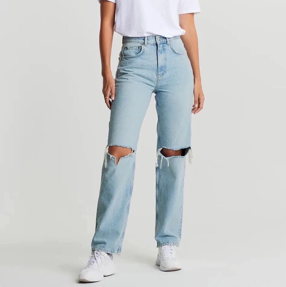 Ett par 90s jeans från gina. De är uppsydda så jag skulle säga att det är som en 32 i midjan och en 30/28 i längden. Alltså för någon som är 1,60 eller kortare.💕 Inga defekter och nästan aldrig använda. Köparen står för frakten (66kr) ⚠️Katter i huset⚠️. Jeans & Byxor.