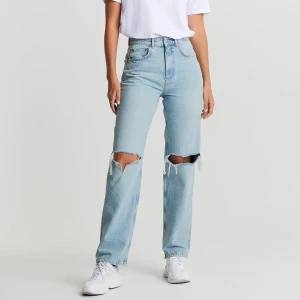 Jeans - Ett par 90s jeans från gina. De är uppsydda så jag skulle säga att det är som en 32 i midjan och en 30/28 i längden. Alltså för någon som är 1,60 eller kortare.💕 Inga defekter och nästan aldrig använda. Köparen står för frakten (66kr) ⚠️Katter i huset⚠️