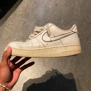 Nike - Säljer nu dessa airforce 1 som har använts en del men inte kommer till användning längre. Skorna är extremt sköna. Skriv privat för fler bilder Skick: 4/10 Storlek: 40 