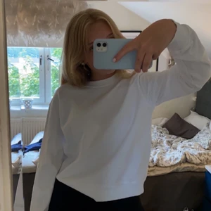 Sweatshirt  - En vit sweatshirt ifrån nakd. Jättefin men kommer inte till användning💞 frakt på 57kr tillkommer