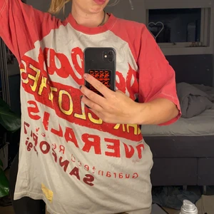 Feeeet tisha - Jättefeeeet tisha storlek L sitter jättenajs oversize så snygg t blå jeans 😮‍💨