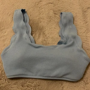 bikini - superfin bikini med knytning i ryggen!! köpte på plick och kommer tyvärr inte ihåg vart den ursprungligen är ifrån. skulle gissa på strl s/m 🤍🤍 40kr + frakt☺️