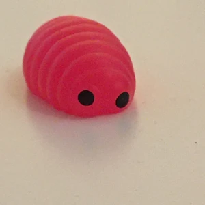 Larv - En liten larv som är mjuk. Inte så ny men inte i dåligt skick:) 