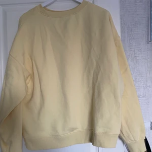 Ljusgul sweatshirt 💗 - Ljusgul sweatshirt från Lindex, strl M. Aldrig använd💗 Billigare frakt finns! 