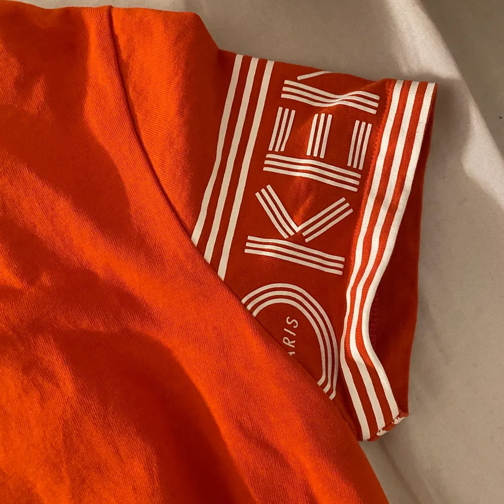 En orange/röd kenzo tröja i storlek M som är använd fåtal gånger och är i bra skick. . T-shirts.