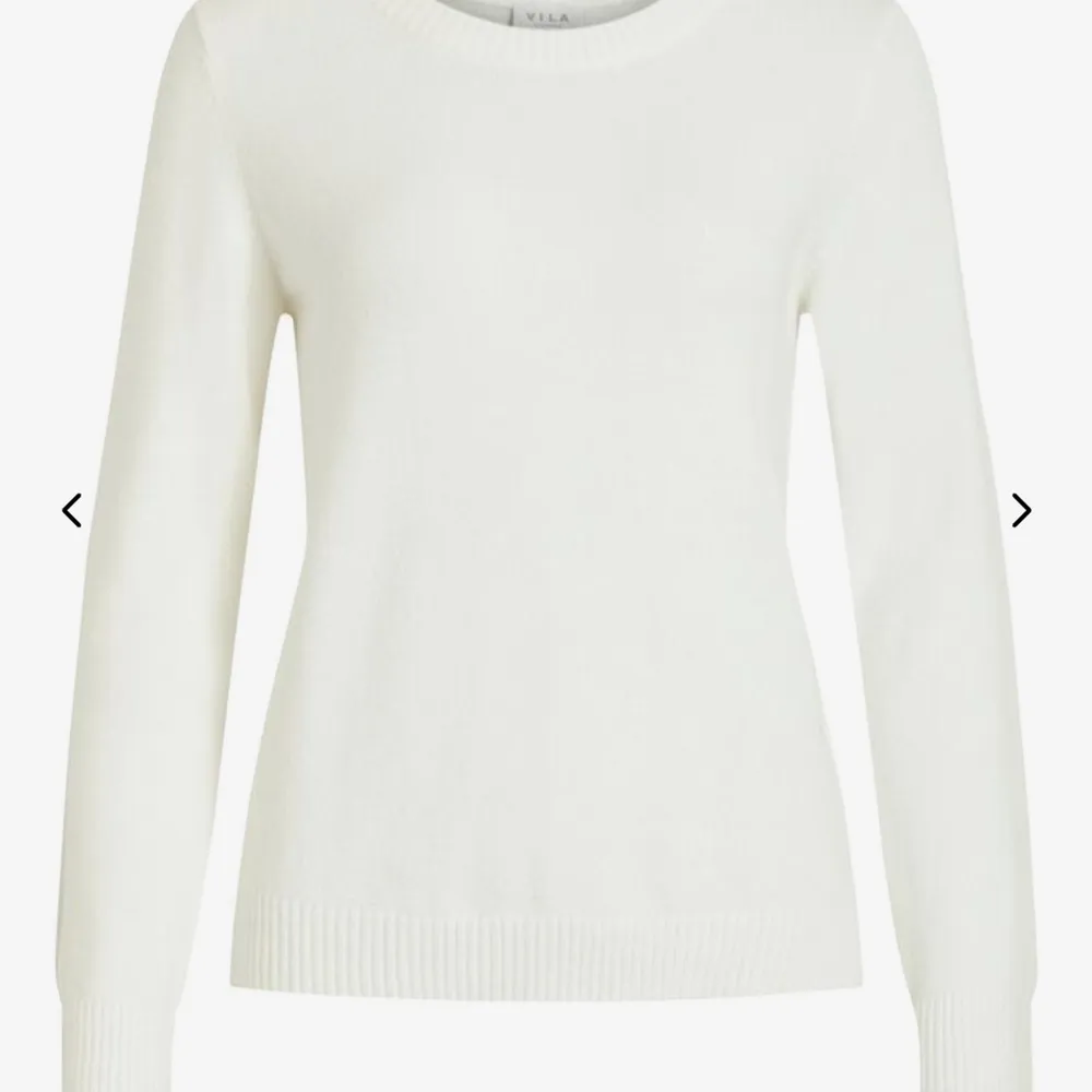 Skulle någon vilja köpa min jätte fina vita mysiga tröja från vila, perfekt på en sen sommar kväll! Andvänd ett fåtalgånger men inga skador💕. Tröjor & Koftor.