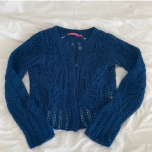 Stickad kofta - Jättefin stickad kofta💓 den är en lite kortare kofta, skulle säga att den passar bra till xs också. Säljer pga att den är för liten för mig. Obs! Den är mer grönaktig i färgen , än vad som syns på bilderna😇