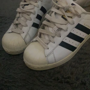 Adidas skor  - Säljer dessa adidas skor för 190 plus 66 kr frakt 💞storlek 38.5. Köptes för 900. Kontakta vid intresse 💘