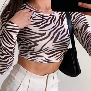 Zebratopp - Zebramönstrad tröja från Shein med bruna ränder 🤎 aldrig använd förutom provad :) Storlek XS/34