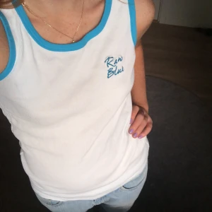 Tank top  - Vit och blå tank köpt på secondhand🐳 Frakt info nedan<3