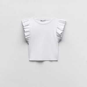 Två toppar från zara🫶🫶 - Två toppar från zara, båda är i nyskick💗 en topp kostar 50kr, om det är fler som vill köpa blir det budgivning. Båda topparna är i storlek S💕🫶 BUDGIVNING BARA DEN VITA TOPPEN!!🫶🫶💗💗