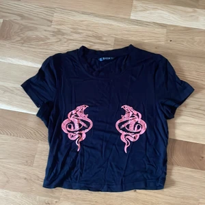 Kort t-shirt - Supercool croppad T-shirt från shein med tryck över bröstet. Fint skick!