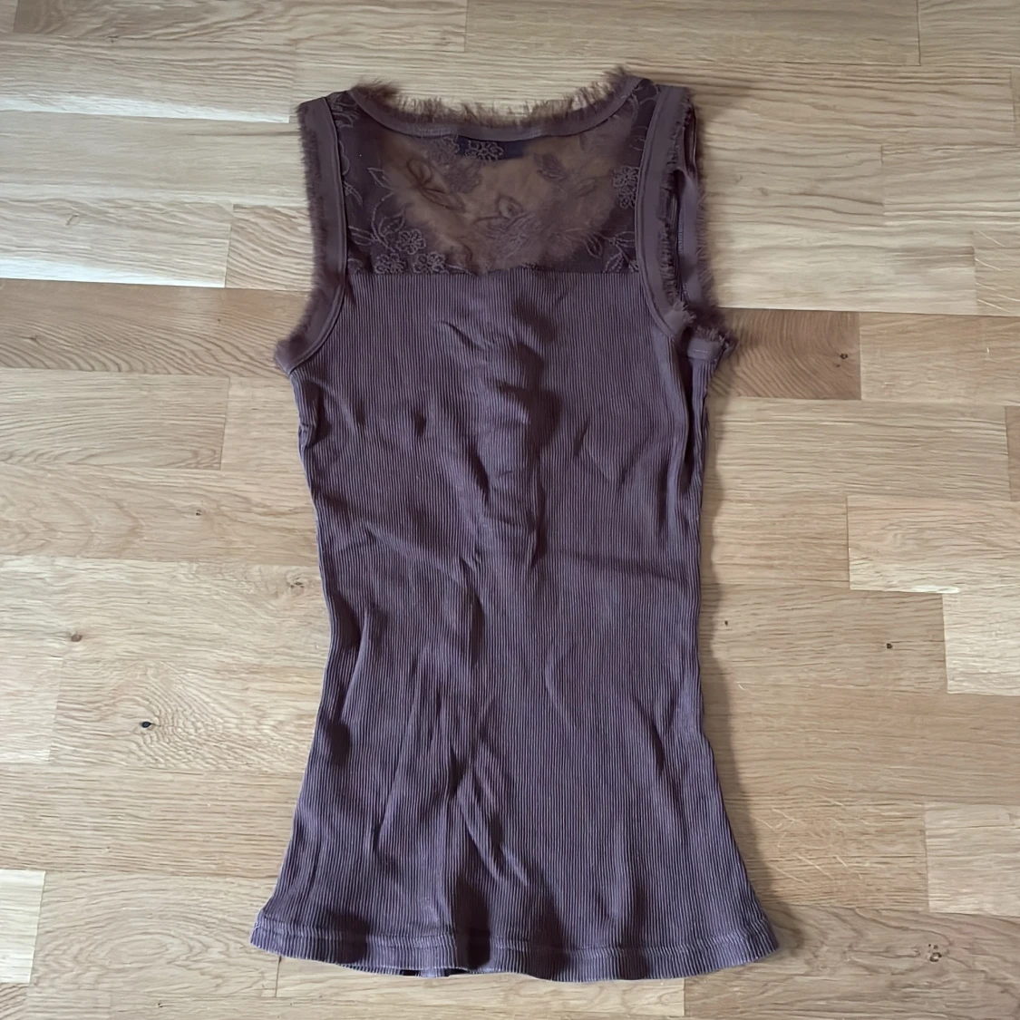 Brunt linne med detalj på ryggen - 90