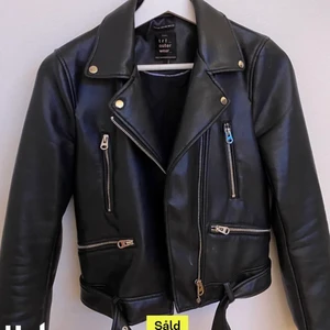 SKINNJACKA - Så fin skinnjacka, den är så snygg och passar till typ allt!! Varsamt använd!