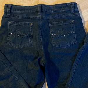 Marinblå jeans, med rhinestones i bak, bootcut, lågmidjade super snygga, vintage.