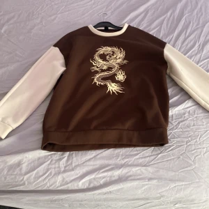 Stor hoddie - En hoddie från Shein.. bara Använt till bilder ganska stor tvättat en gång väldigt bra Skick  Köpt för 170 kr  