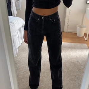 Svarta vida jeans från NA-KD - Lite stentvättade, använda fåtal gånger, bra skick, möjligtvis lite stora i midjan