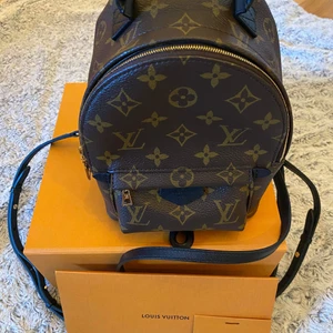 Lv Palm Springs mini  - Använt 2-3ggr , inga fel !!! Allt följa med /dust, box , kvittot  Nypris 22,000kr Pris kan diskuteras vid snabb affär  Finns att hämta i Malmö 