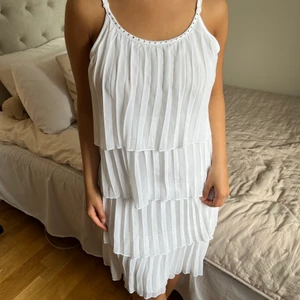 Klänning  - Vit volangklänning med fina detaljer! Nyskick och inga skador! 💓