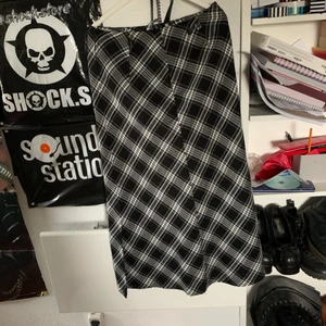 Rutig midikjol  - Slutar ungefär under knäna på mig som är 160 cm