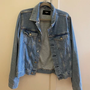 Jeansjacka  - Köpt för kanske fem år sen men använd typ fem gånger, har bara hängt i garderoben sen dess. Passar xs/s om man vill ha den lite oversize. Väldigt fin men har inte vart min stil helt enkelt. Köparen står för frakt🥰