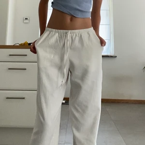 Linnebyxor  - superfina linnebyxor från zara i storlek S. 30% linne och 70% viskos. Bra skick💞 Vid fler frågor skriv privat<3 KÖP DIREKT FÖR 400kr💞