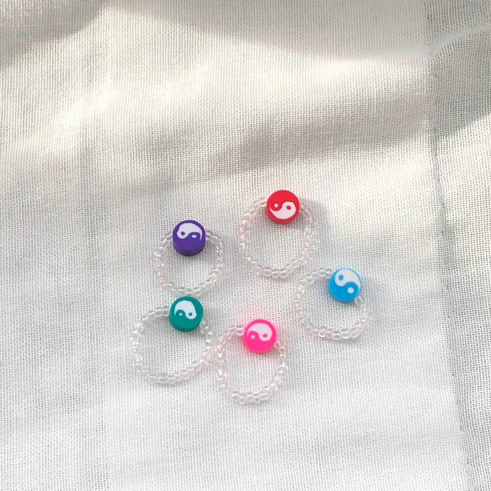 Supersöta och trendiga pärlringar. Perfekta att matcha med en vän💛 du väljer själv färg på pärlan i mitten & de små pärlorna! 7kr/st, frakt tillkommer på 14kr✨. Accessoarer.